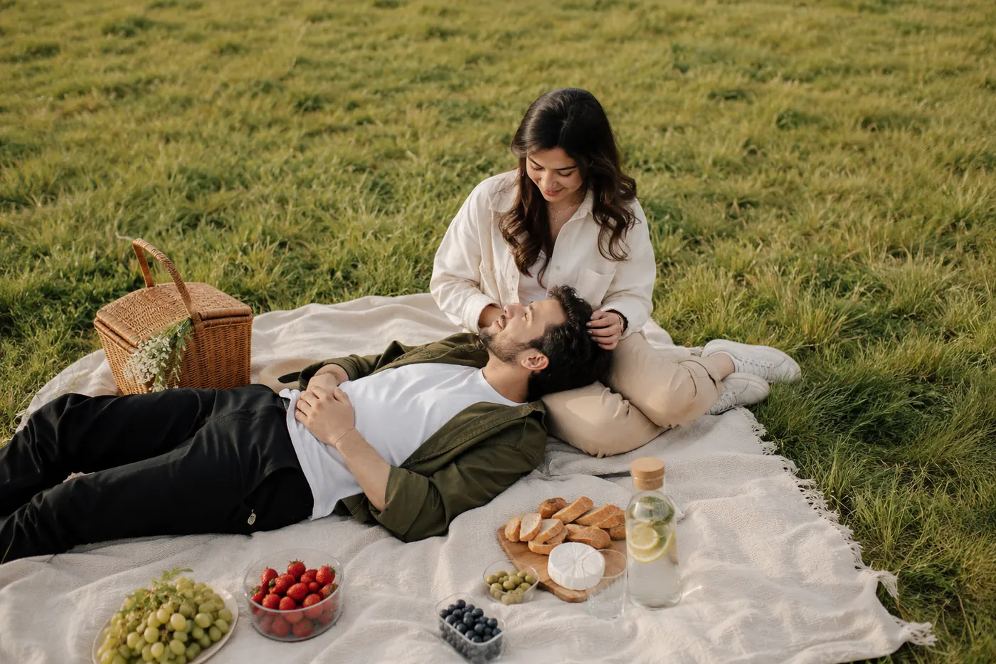 Picnic date — aesthetic couple picture idea
